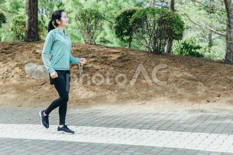 ウォーキングする女性（横顔） ウォーキング,散歩,運動の写真素材