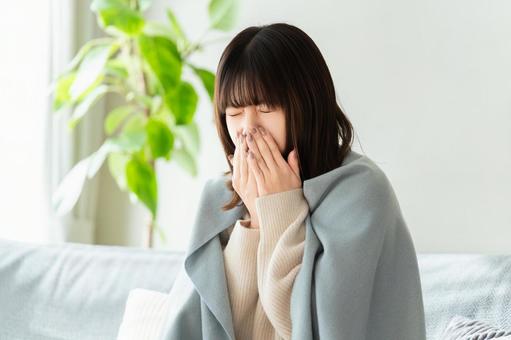 風邪を引いてくしゃみをする女性 女性,風邪,くしゃみの写真素材