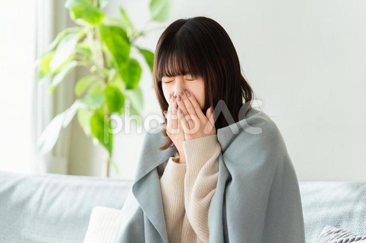 風邪を引いてくしゃみをする女性 女性,風邪,くしゃみの写真素材