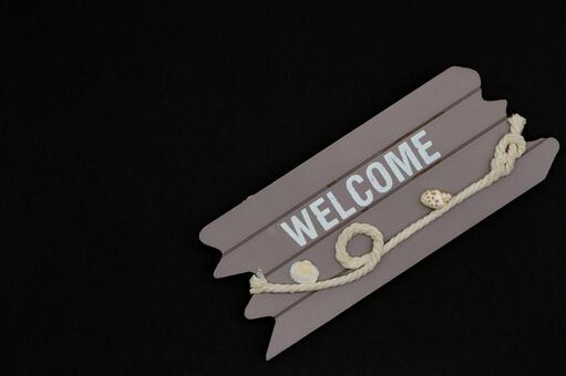 黒背景に置かれたWELCOME木製ボード ウェルカム,ボード,看板の写真素材