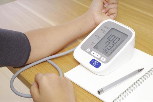 家庭用血圧計で血圧を測定する人の手元 血圧,血圧計,測定の写真素材