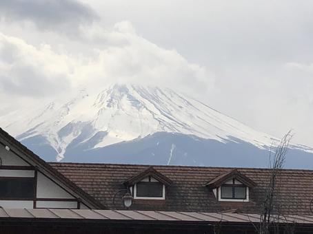 河口湖駅から望む富士山 河口湖駅から望む富士山の写真