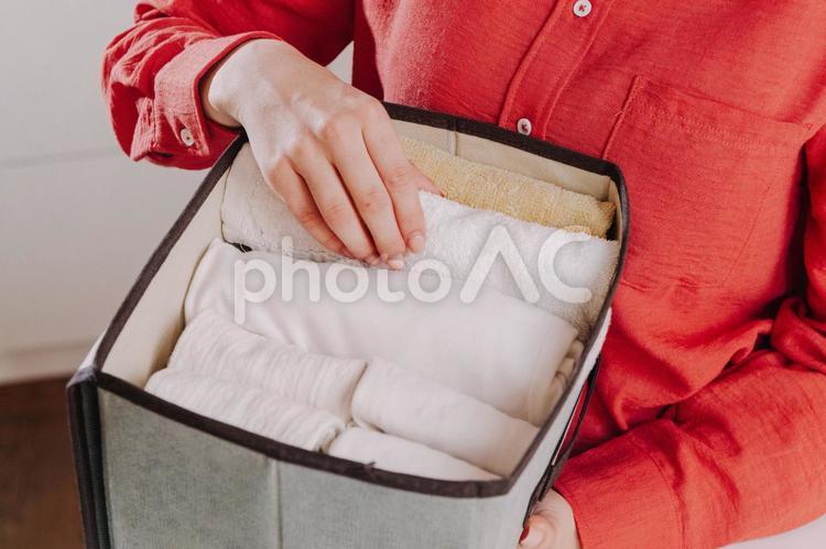 綺麗に畳んであるタオルを取り出す人の手元 手元,人物,ゼロエミッションの写真素材