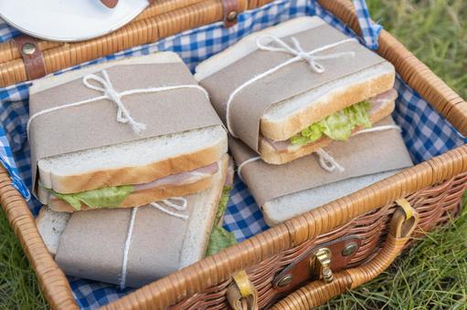 バスケットに入ったおしゃれなサンドイッチ ピクニックバスケット,サンドイッチ,レタスの写真素材