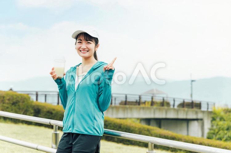 プロテインを飲むトレーニングする女性 プロテイン,筋肉,筋トレの写真素材