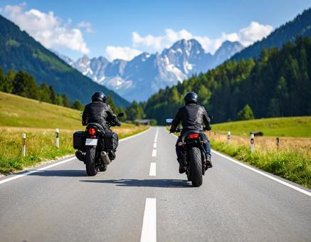 森と山に囲まれた直線道路を行くバイク 森と山に囲まれた直線道路を行くバイクの写真