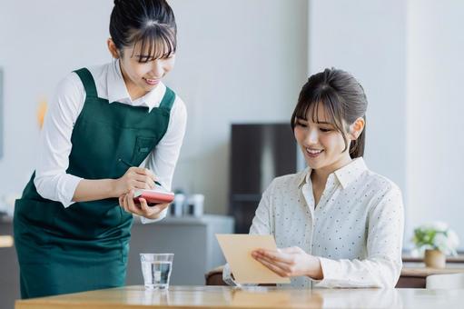 カフェで注文をする若い女性 カフェで注文をする若い女性 カフェ,注文,女性の写真素材