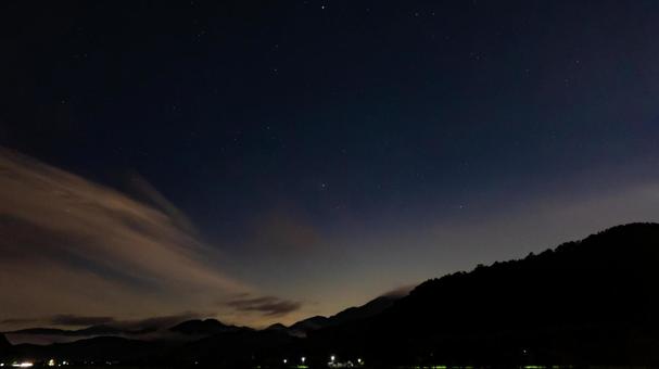 星空が舞い降りる町の夜 星空が舞い降りる町の夜の写真