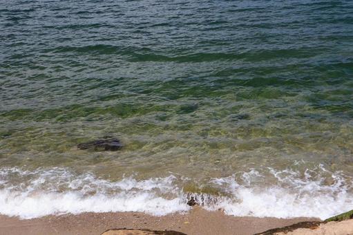 砂浜と波打ち際と白波ときれいな海面の海 砂浜,波打ち際,白波の写真素材