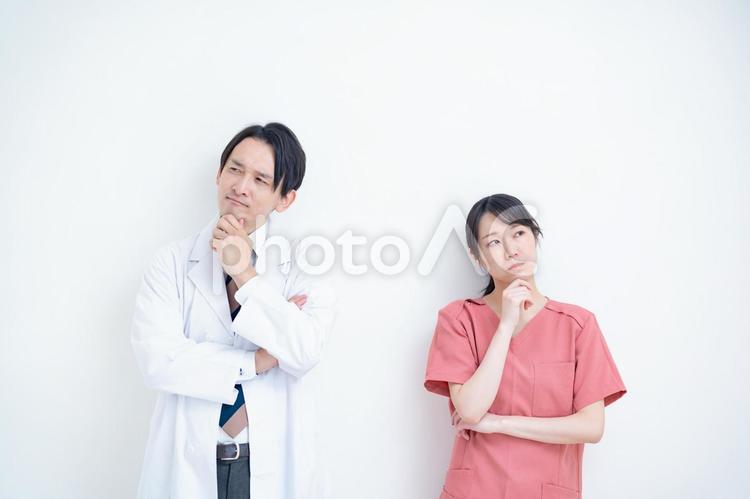 白衣を着た男性とスクラブを着た女性 看護師,女性,医者の写真素材