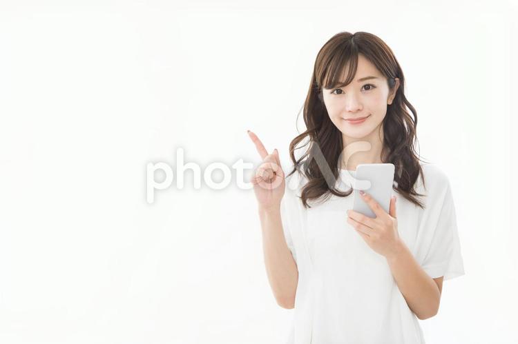スマートフォンを使う女性　 女性,人物,スマートフォンの写真素材