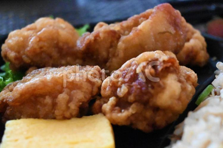 からあげ弁当のからあげ部分 からあげ,弁当,肉の写真素材