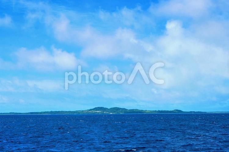 沖縄・海上から見る小浜島 小浜島,空,雲の写真素材