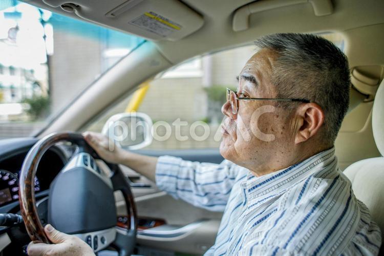 高齢者男性と車の運転 高齢者,男性,日本人の写真素材