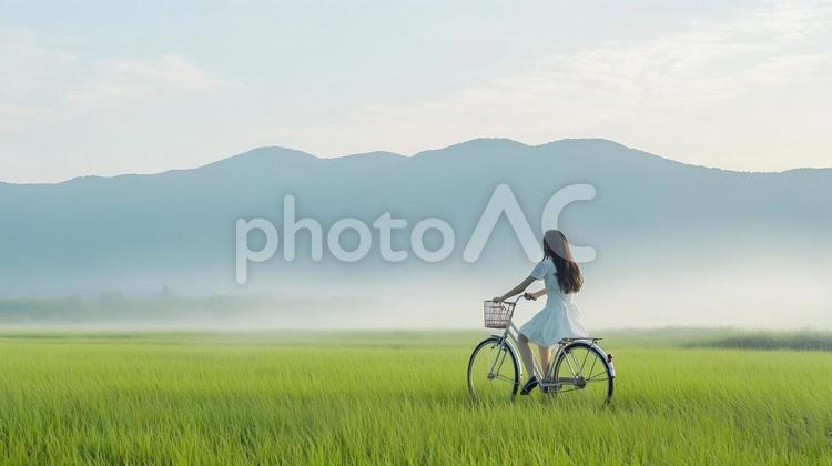 草原を自転車で走る女性 草原,女性,自転車の写真素材