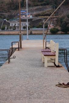 尾道のベンチのある桟橋 尾道のベンチのある桟橋 桟橋,フォトジェニック,船着場の写真素材