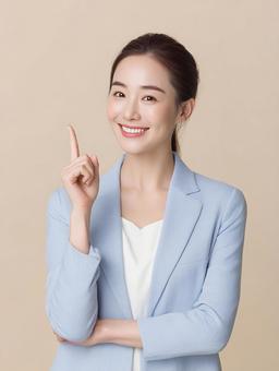 笑顔で指差すビジネス女性 笑顔で指差すビジネス女性の写真
