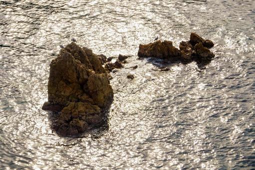 青い海と岩礁に打ち付ける白い波 海,風景,海岸の写真素材
