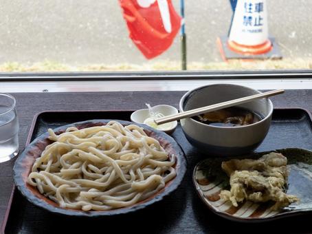 窓辺で味わううどん定食 うどん,麺,和食の写真素材