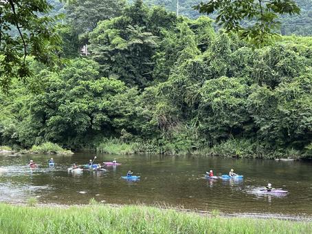 カラフルなカヌーで川遊びを楽しむ人々 カラフルなカヌーで川遊びを楽しむ人々の写真