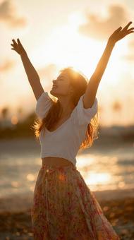 夕焼けと女性のシルエット 夕焼けと女性のシルエットの写真