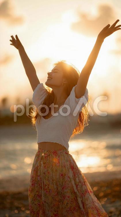 夕焼けと女性のシルエット 女性,喜び,幸福の写真素材