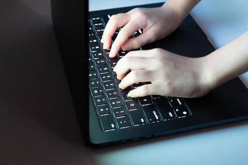 ノートパソコンのキーボードを操作する両手 指,キーボード,ノートパソコンの写真素材