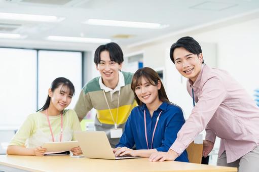 オフィスで働くエンジニアのスタッフ エンジニア,会議,ビジネスマンの写真素材