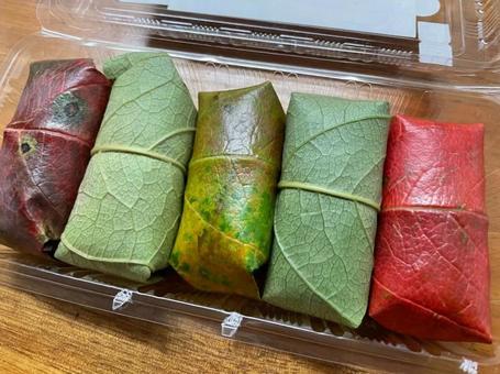 柿の葉寿司　紅葉　カラフル　秋限定 柿の葉寿司,紅葉,カラフルの写真素材