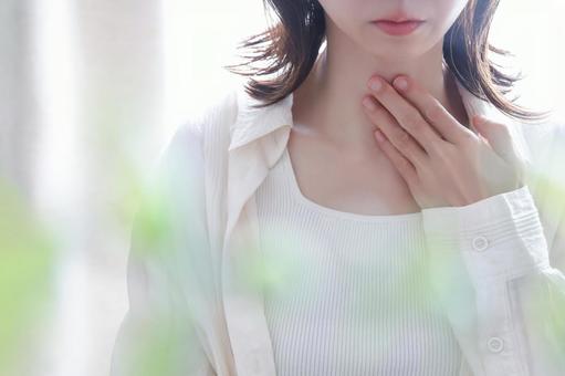 喉の違和感を感じる女性 喉の違和感,喉,女性の写真素材