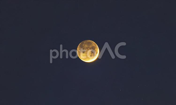 月（月齢1.4）とプレアデス星団 月,プレアデス星団,すばるの写真素材
