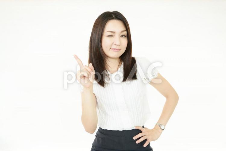 指示する笑顔の女性 女性,女,笑顔の写真素材