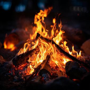 暖かく燃え盛る焚き火の炎が織りなす夜 暖かく燃え盛る焚き火の炎が織りなす夜の写真