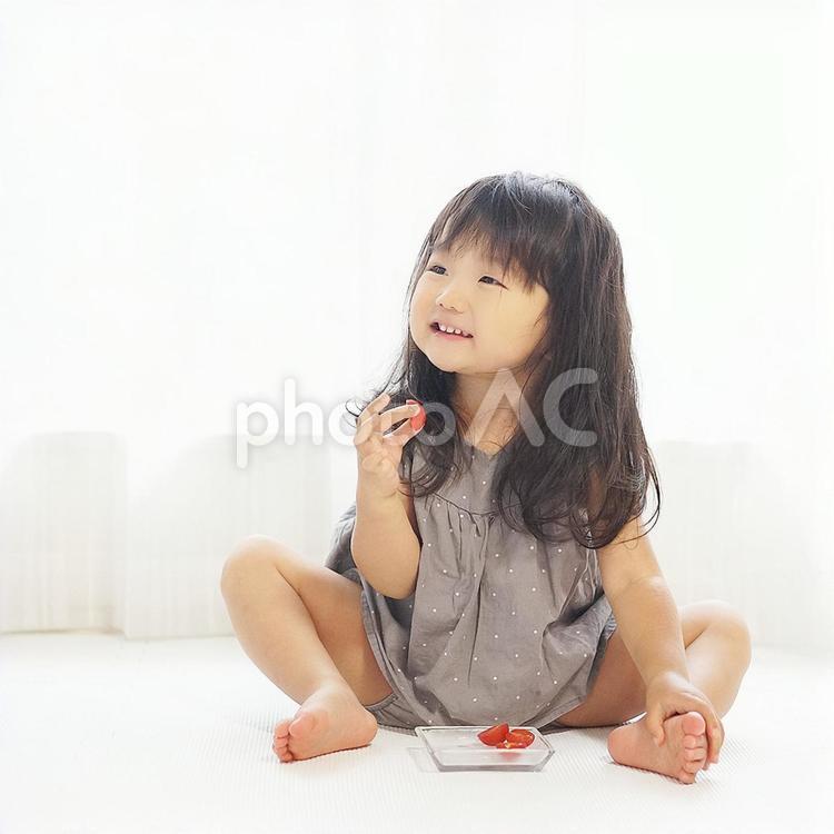 美味しそうにおやつを食べる女の子 食事,トマト,美味しいの写真素材