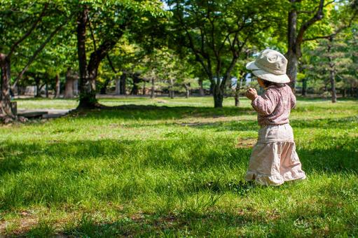 新緑の散歩をする子供 新緑の散歩をする子供 少女,幼児,子供の写真素材