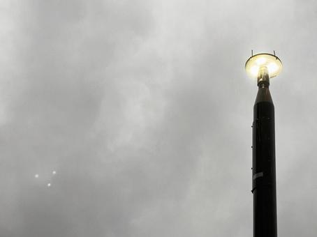 灰色の空、街灯 空,曇り,明かりの写真素材