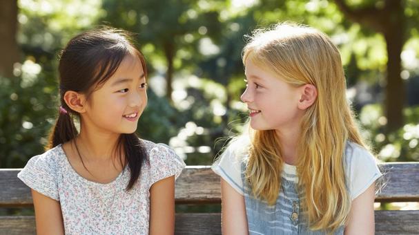 公園で遊ぶ日本人と西洋人の女の子3の写真