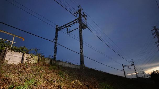 田舎の線路の送電線がある風景 田舎の線路の送電線がある風景の写真