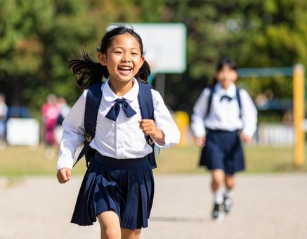 走っている女の子 走っている女の子の写真