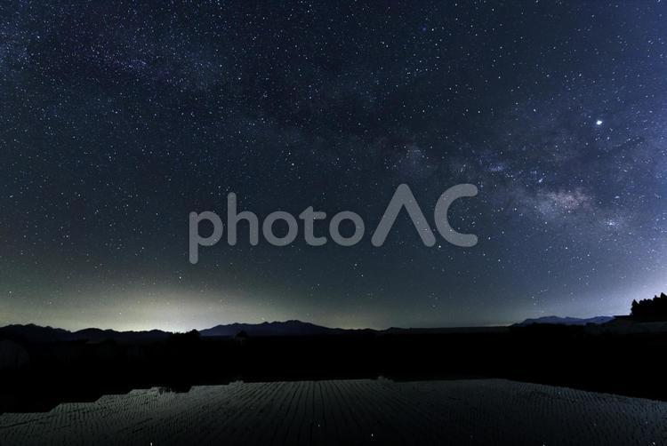 北アルプス　田園の星空1 星空,天の川,乗鞍岳の写真素材