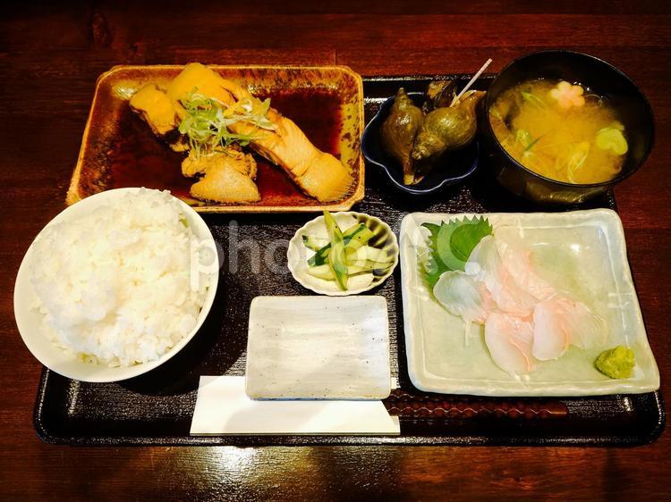 和食　ランチセット　白身魚の煮付けと刺身 白身魚,刺身,煮付けの写真素材