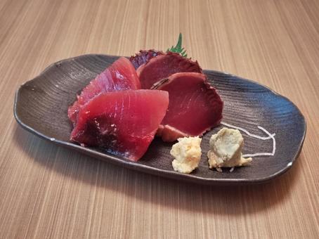 カツオのたたきと刺身(しょうが・ワサビ) カツオのたたきと刺身(しょうが・ワサビ)の写真