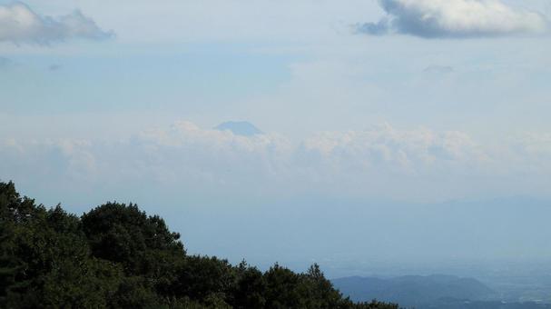 雲間に見える初秋の富士山頂 雲間に見える初秋の富士山頂の写真