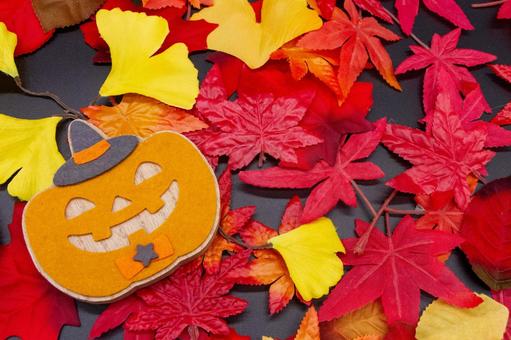 ハロウィン　紅葉背景にジャックオランタン ハロウィン,もみじ,秋の写真素材