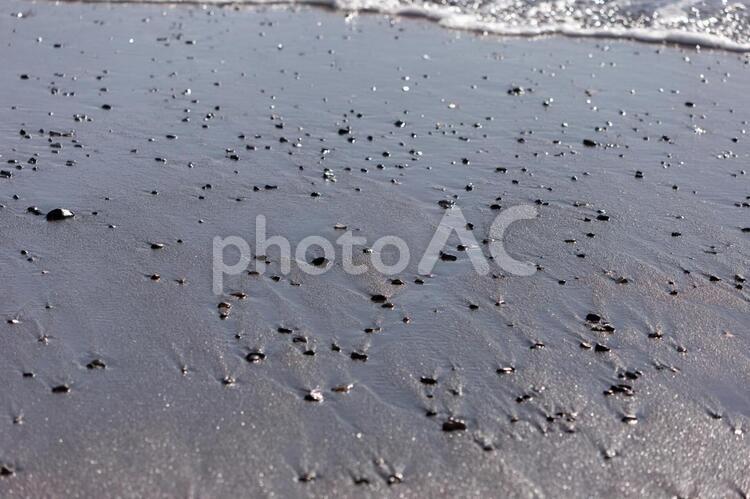 打ちよせる白波と小さな石 砂浜,木崎浜,海岸の写真素材