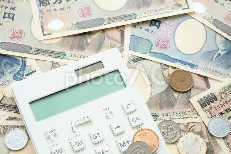 散らばったお金と電卓のマネーイメージ お金,電卓,マネーの写真素材