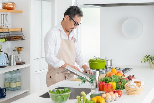 キッチンで料理を作るミドルの男性 キッチンで料理を作るミドルの男性 料理,男性,ミドルの写真素材