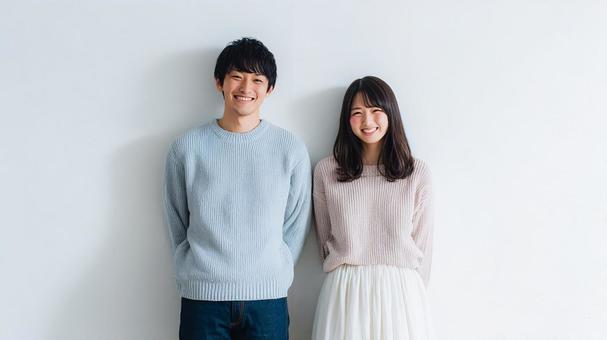 笑顔で並ぶ若い仲良しカップル 笑顔で並ぶ若い仲良しカップルの写真
