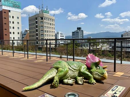 福井駅の屋上　恐竜のモニュメント モニュメント,恐竜,ウッドデッキの写真素材