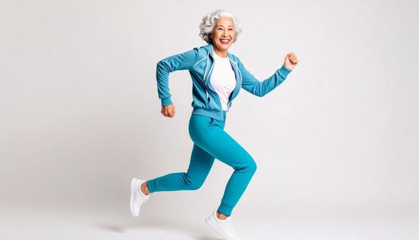 全力ダッシュする日本人シニア女性の写真